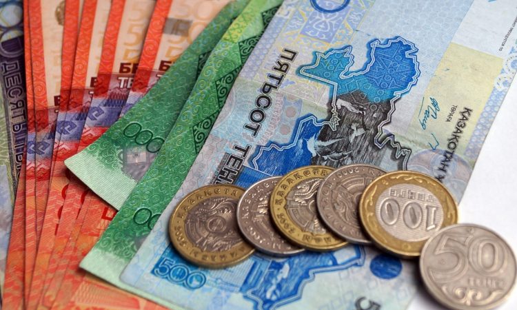 Курс доллара США к тенге снизился на 1,75 тенге до 427,26 тенге