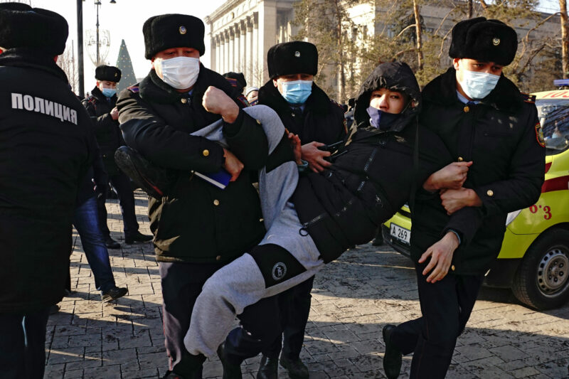 Задержание парня пришедшего на митинг