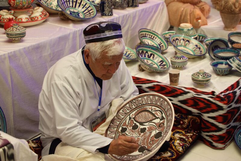 В Узбекистане началась Неделя культурного наследия Узбекистан - старик с тарелкой