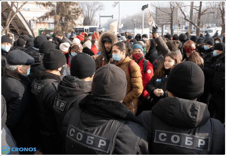 В Алматы десятки человек собрались утром 16 декабря у монумента Независимости на площади Республики