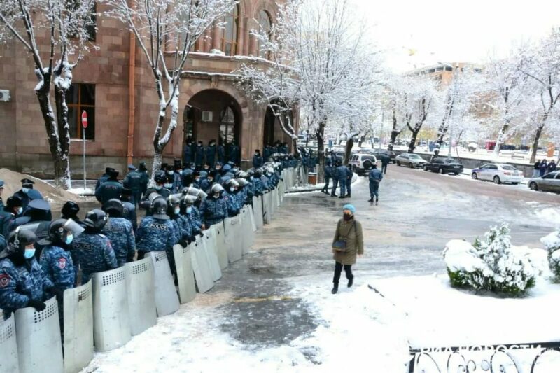 Полиция Еревана задерживает протестующих Полиция Еревана задерживает протестующих