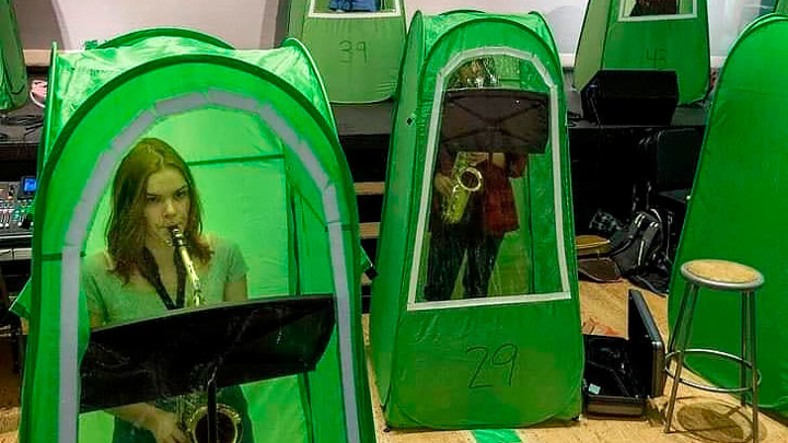 Палатки и бронированные парты: как школы США спасаются от пандемии и терроризма