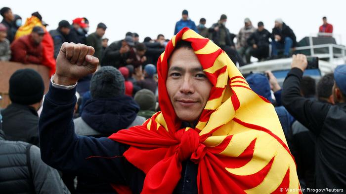 Парень одел на голову флаг Кыргызстана