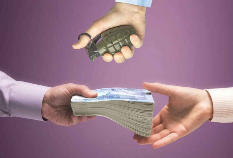 граната в руках над деньгами - подрыв элитных игр