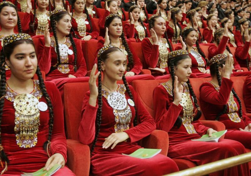 Президент Туркменистана подарит женщинам на 8 марта по 2 доллара