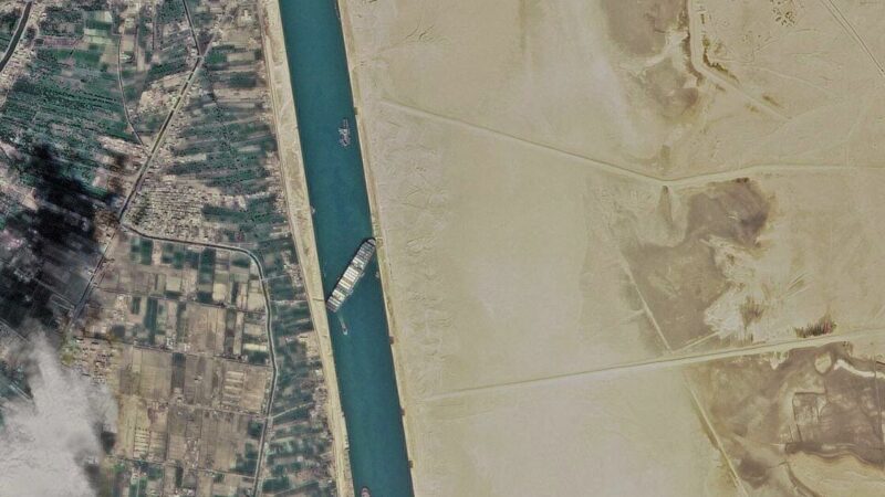 Перегородивший Суэцкий канал контейнеровоз сняли с мели