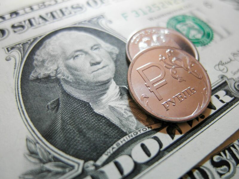 Рубль может рухнуть из-за санкций США против госдолга России