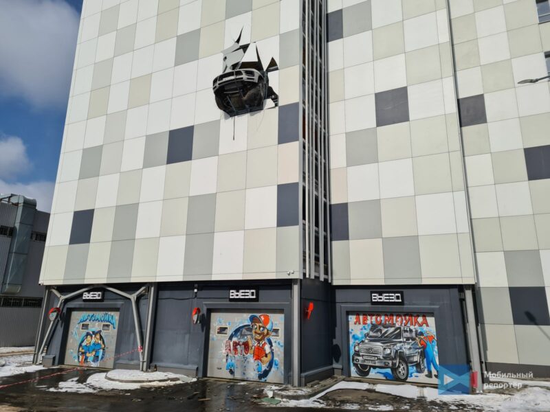 Porsche протаранил стену паркинга и застрял