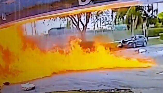 Самолет рухнул на автомобиль во Флориде Самолет рухнул на автомобиль во Флориде