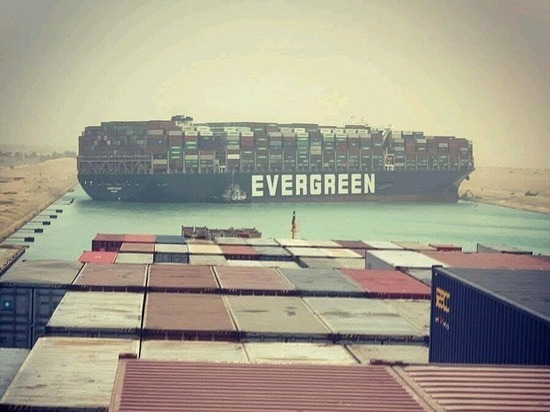 Гигантская "пробка" возникла на Суэцком канале