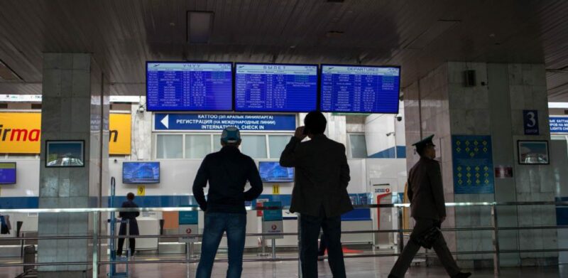 Кыргызстан вновь закрывает авиасообщения