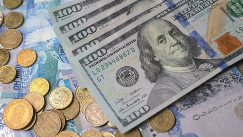 Курс тенге стабилен к доллару, но почти на 2% обесценился к рублю