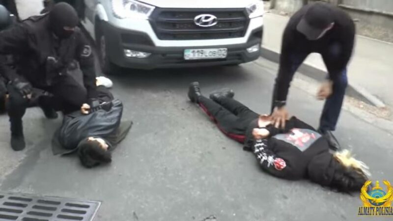 Артистов казахстанского бойз-бенда задержали за изготовление и сбыт наркотиков