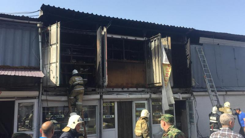 Пожар произошел на алматинской барахолке