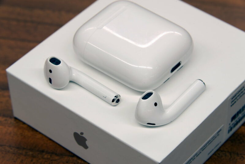 Apple сократит объем производства беспроводных наушников AirPods