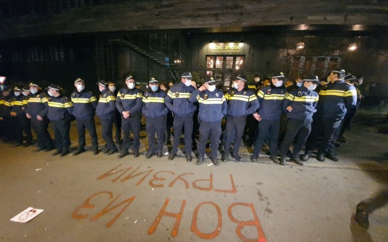 В Грузии закидали яйцами гостиницу, где проживает Познер В Грузии закидали яйцами гостиницу, где проживает Познер