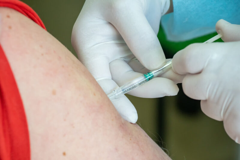 Иностранцы могут вакцинироваться платно в частных медцентрах Алматы