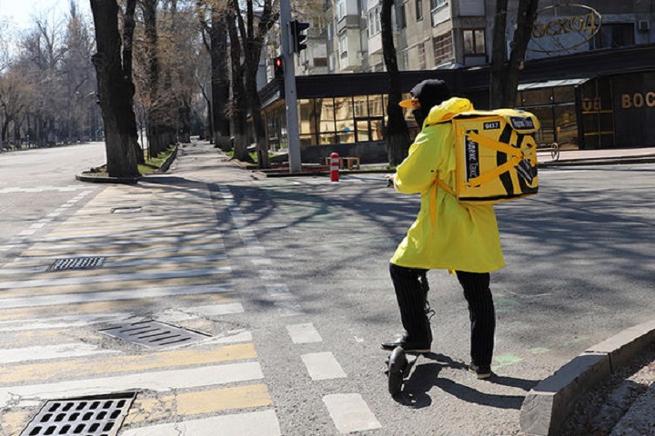 Полицейские предложили пронумеровать курьеров службы доставки