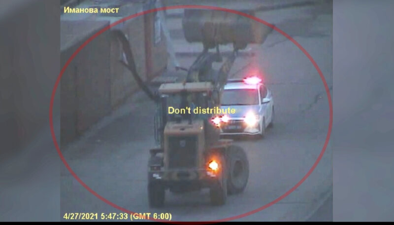 "Хотела покататься": астанчанка угнала погрузчик у своего парня