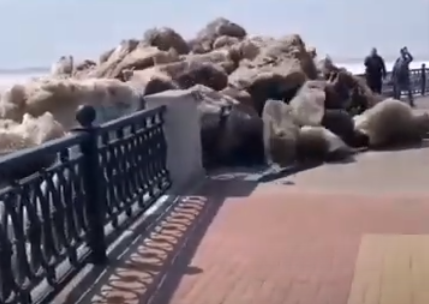 Огромные глыбы льда снесли ограждение на набережной в Хабаровске