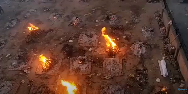 На улицах Индии сжигают трупы умерших от COVID-19