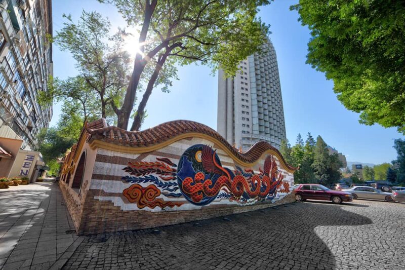 В Алматы строители снесли уникальную мозаику знаменитого художника-монументалиста