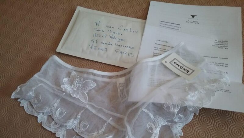 Премьеру Франции в знак протеста отправляют женское нижнее белье