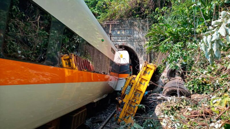 ЧП на Тайване: более 35 человек погибли при крушении поезда