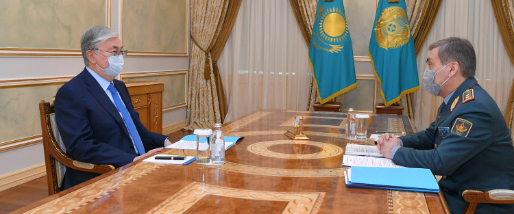 Президент Казахстана встретился с министром обороны