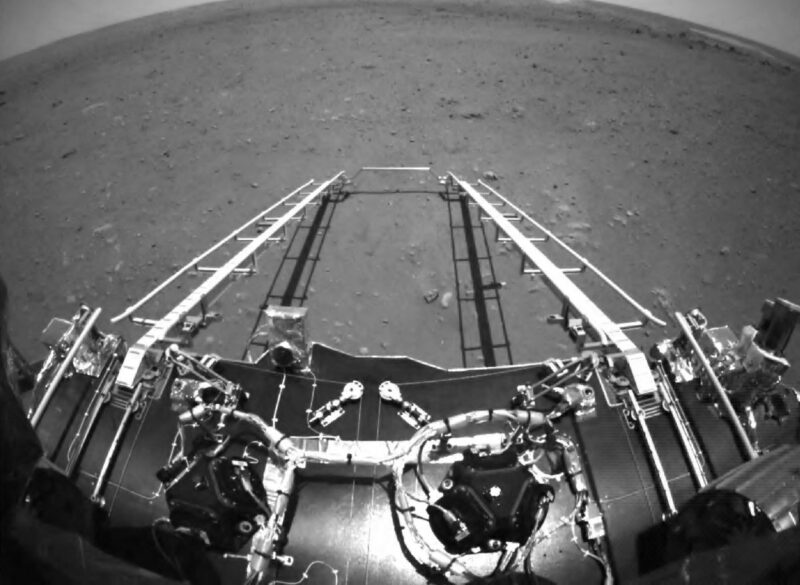 Китайский марсоход прислал первые фото с Красной планеты