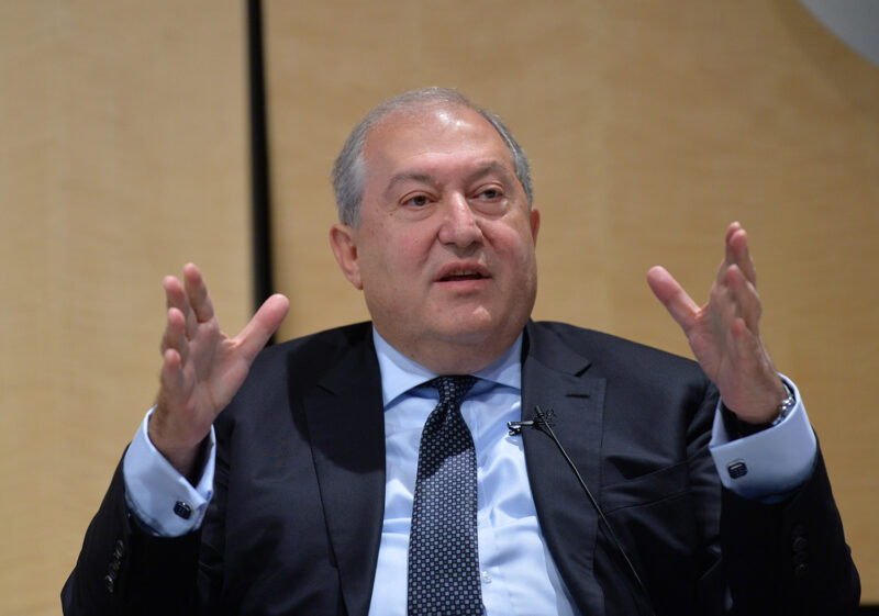 Президента Армении обвиняют в сокрытии второго гражданства