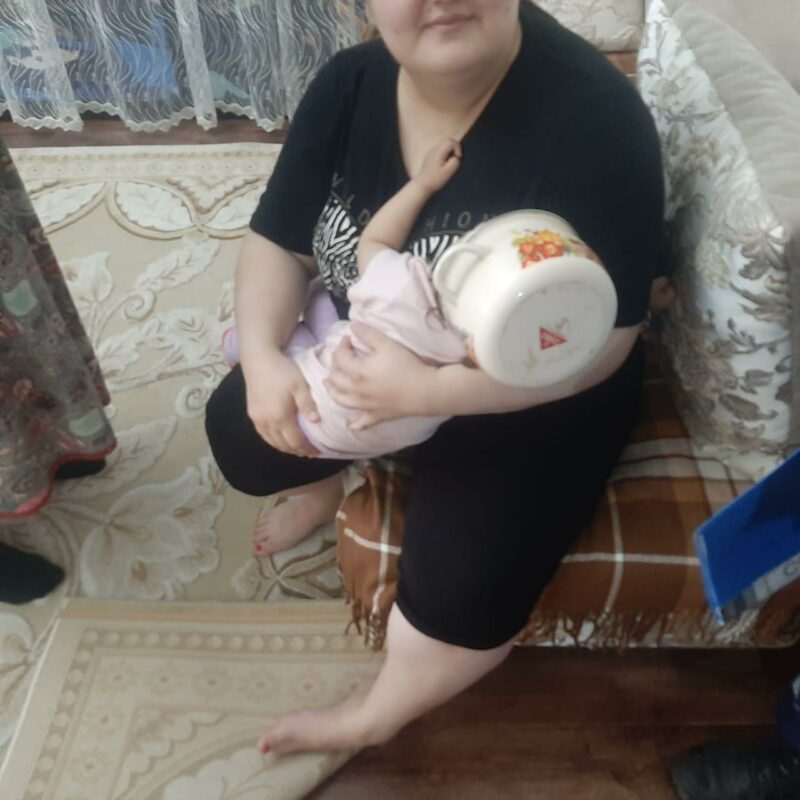 Шымкентские спасатели вызволили малышку из "плена" кастрюли