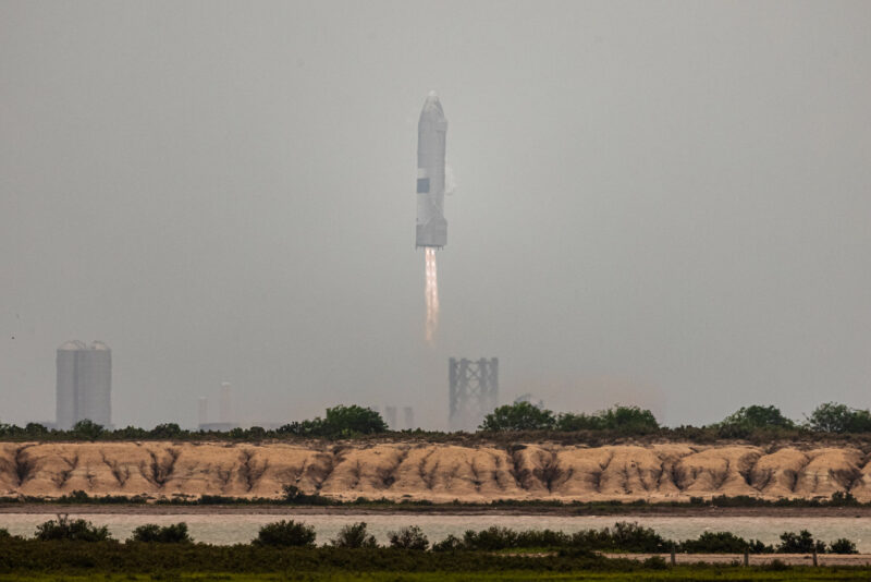 Starship SN15 впервые успешно приземлился