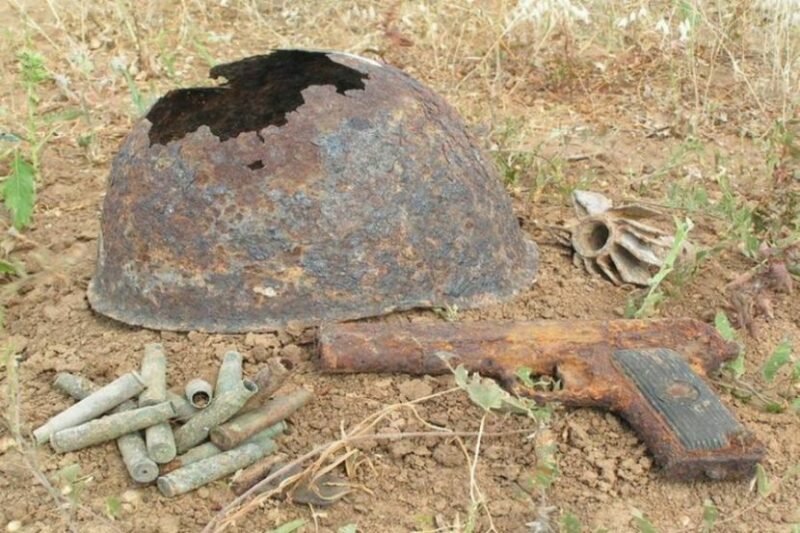 Поисковики подорвались на бомбе времен ВОВ