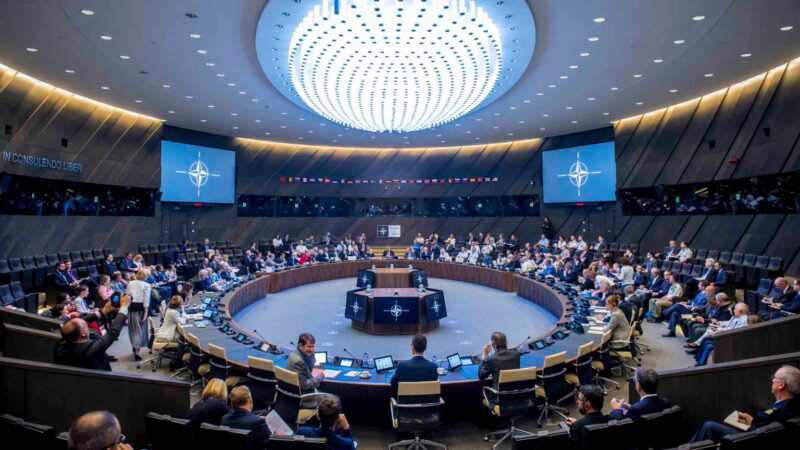 НАТО сохраняет двойной подход к России - сдерживание и диалог