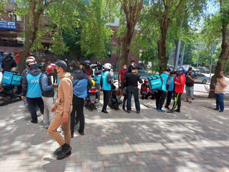 Курьеры Wolt вновь вышли на митинг в Алматы