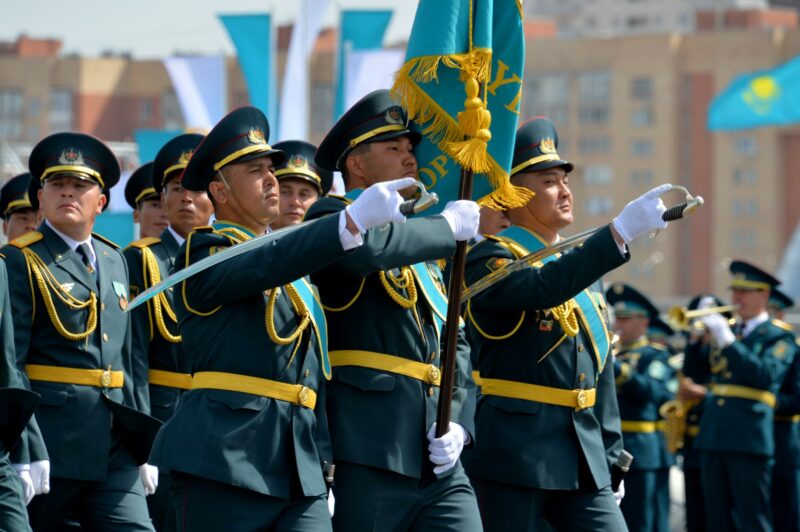 Нурсултан Назарбаев поздравил казахстанцев с Днем защитника Отечества