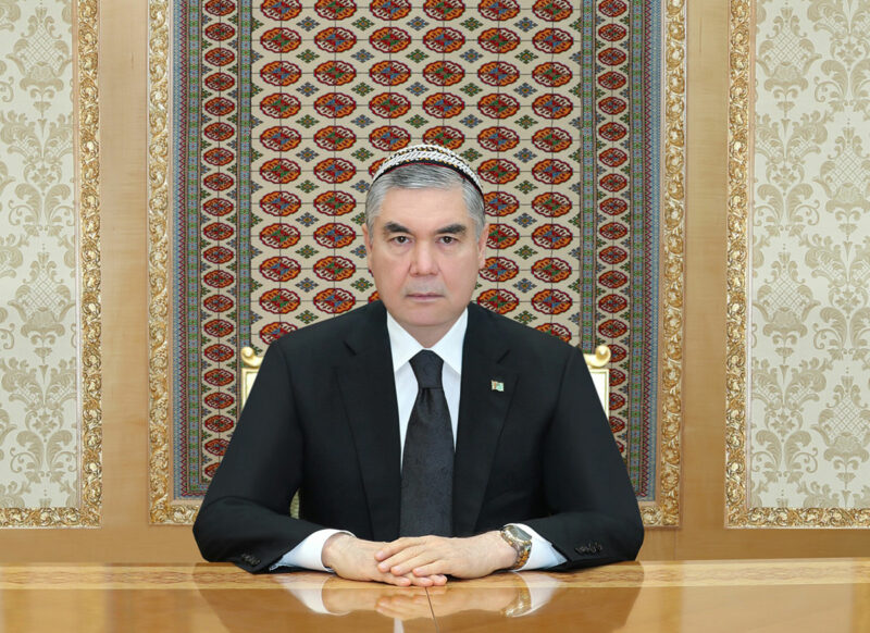 Туркменских чиновников обязали побрить голову и носить тюбетейку