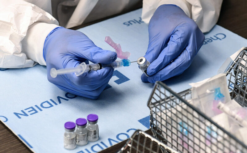 Как "заманивают" на вакцинацию от Covid-19 в разных странах мира