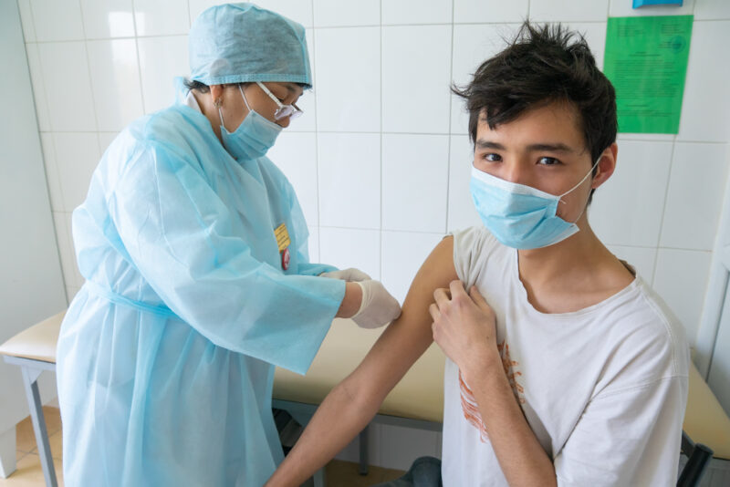 Главный санврач РК объяcнил, кому не стоит делать вакцину от Сovid-19