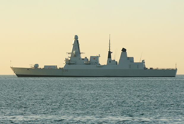 Инцидент в Черном море: британский корабль вошел в территориальные воды России