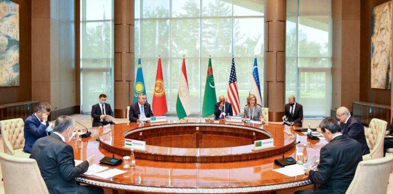 Глава МИД Казахстана принял участие во встрече "С5+1" в Ташкенте