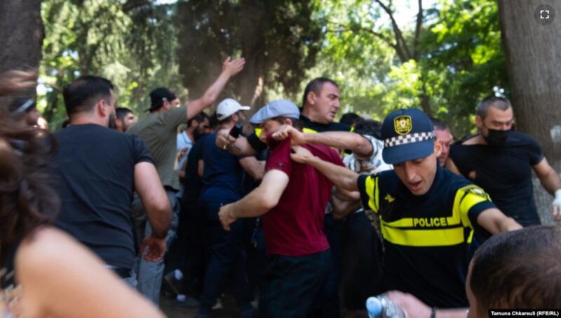 Более 50 журналистов пострадали в Тбилиси от противников ЛГБТ