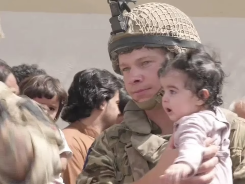 Отчаявшиеся афганские женщины отдают своих детей военным США Отчаявшиеся афганские женщины отдают своих детей военным США