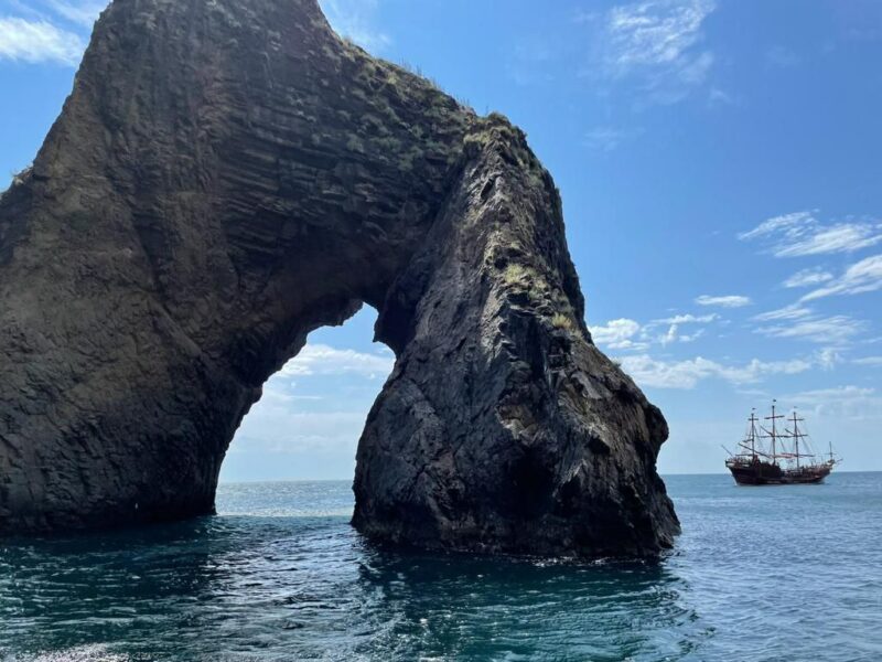 Дороговизна, отсутствие связи и... нудисты: Крым глазами казахстанцев