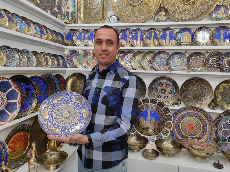 Бухарский чеканщик в шестом поколении делает тарелки из бронзы и меди Бухарский чеканщик в шестом поколении делает тарелки из бронзы и меди