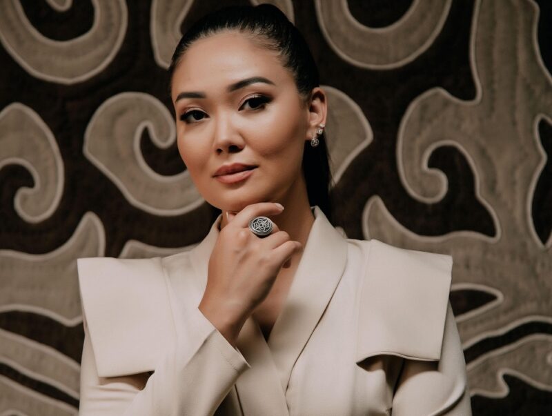 Скандал: как кыргызская журналистка оскорбила певицу Анжелику и мэра Алании