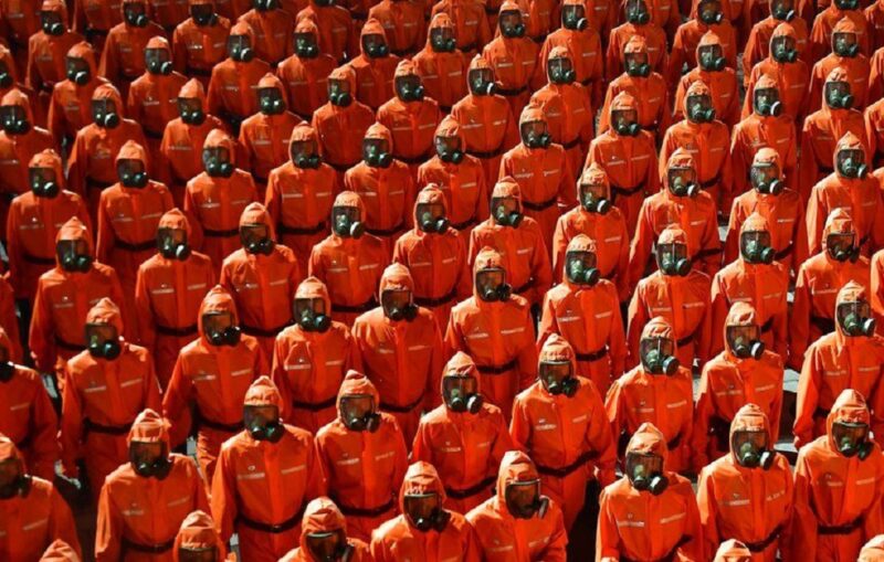 В Северной Корее прошел военный парад в противогазах