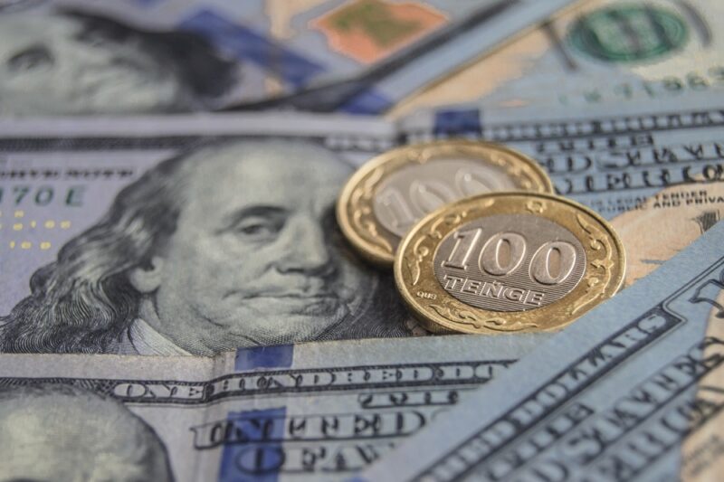 Более сильному росту курса тенге к доллару США помешал российский рубль