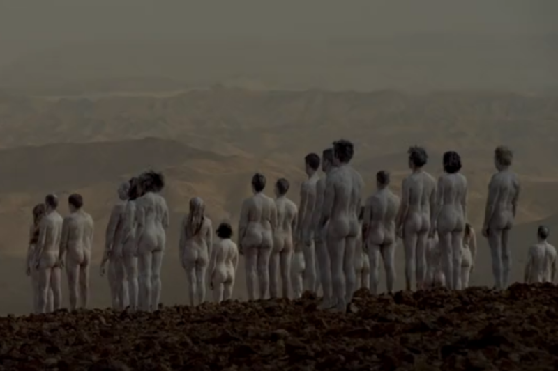 Сотни людей, пытаясь привлечь внимание к проблемам Мертвого моря, раздеваются догола